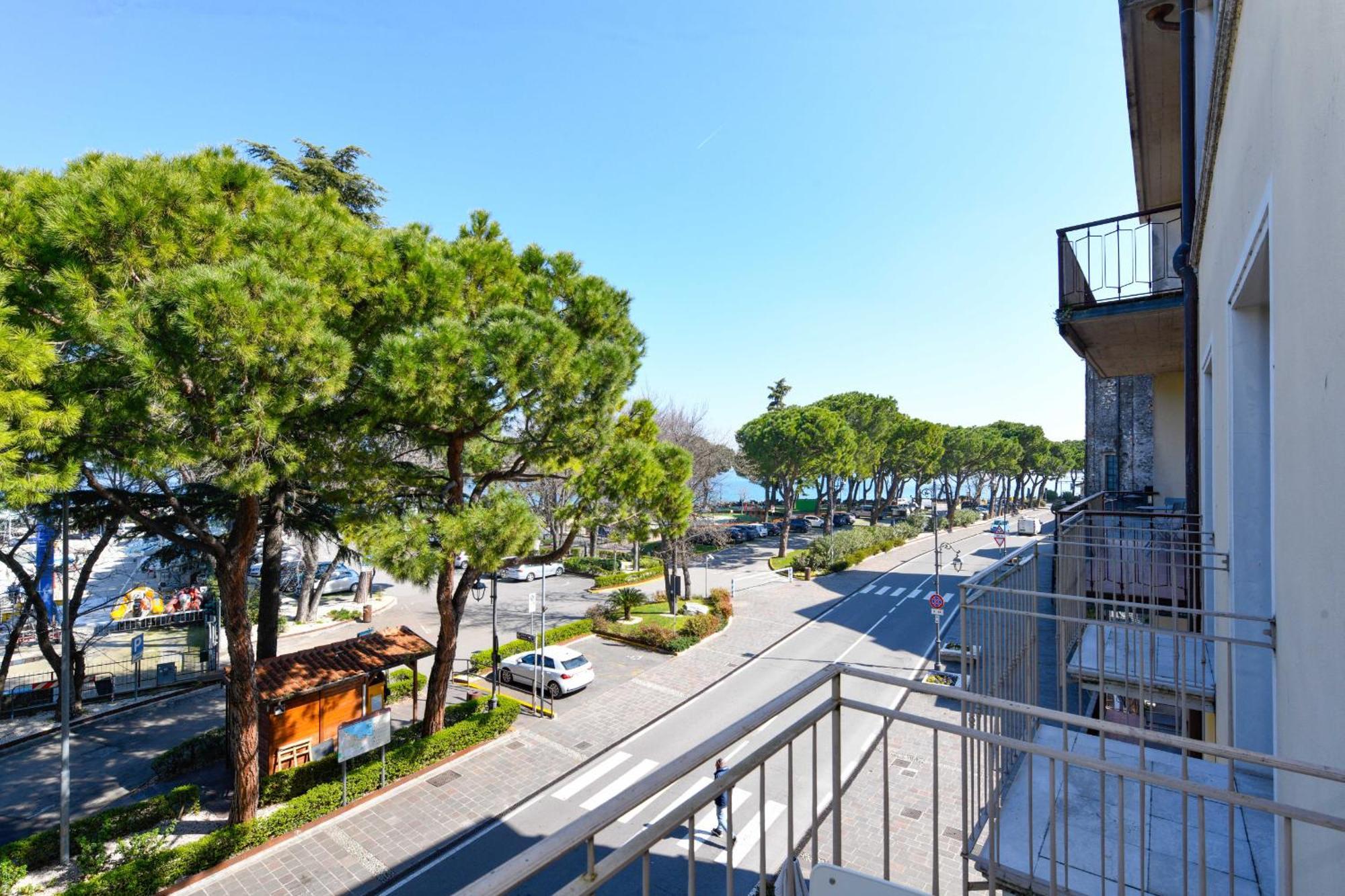 Desenzanoloft Official Partner Marriott Homes & Villas - Cocktail Lake Front Family Apartment Desenzano del Garda Exterior foto