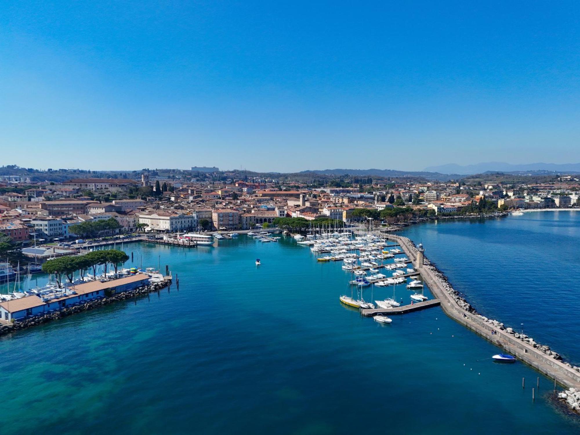 Desenzanoloft Official Partner Marriott Homes & Villas - Cocktail Lake Front Family Apartment Desenzano del Garda Exterior foto