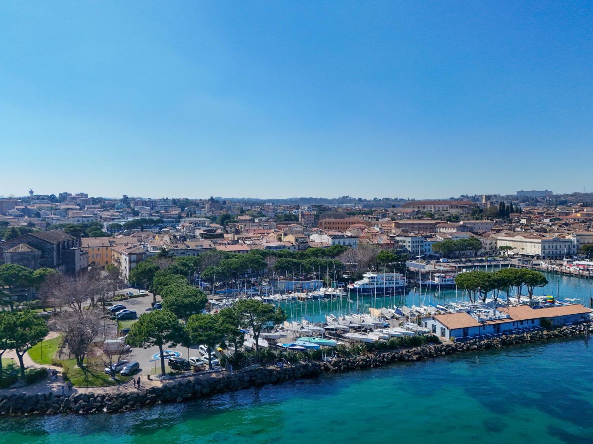 Desenzanoloft Official Partner Marriott Homes & Villas - Cocktail Lake Front Family Apartment Desenzano del Garda Exterior foto